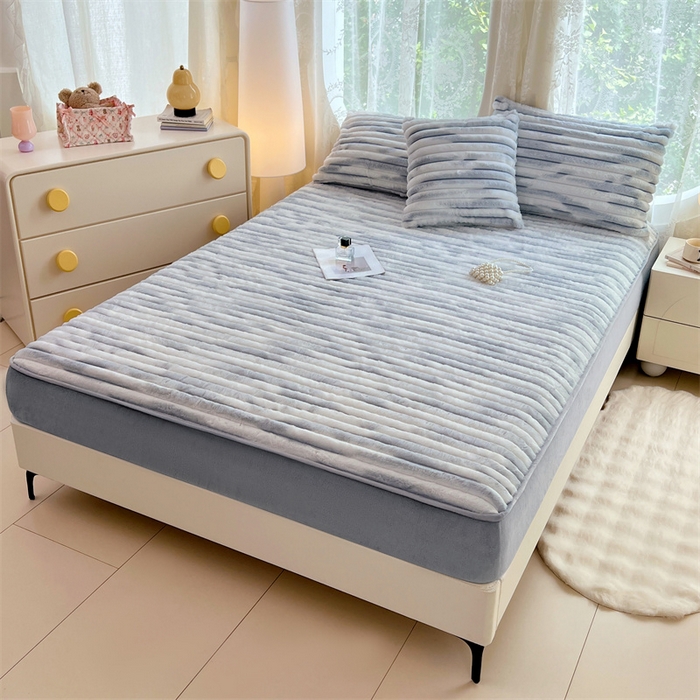 91家纺网 家纺一手货源 找家纺 梦舒羽 2025新款兔毛绒床笠床垫法兰绒保护套牛奶绒席梦思法莱绒床垫套-抽条 兔毛绒抽条-梦幻浅灰