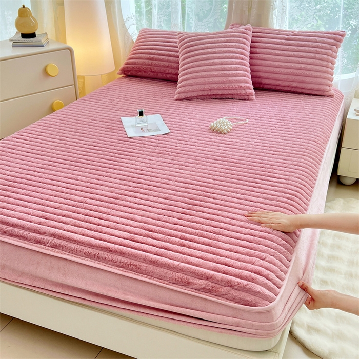 91家纺网 家纺一手货源 找家纺 梦舒羽 2025新款兔毛绒床笠床垫法兰绒保护套牛奶绒席梦思法莱绒床垫套-抽条 兔毛绒抽条-云梦粉