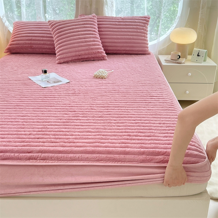 91家纺网 家纺一手货源 找家纺 梦舒羽 2025新款兔毛绒床笠床垫法兰绒保护套牛奶绒席梦思法莱绒床垫套-抽条 兔毛绒抽条-云梦粉