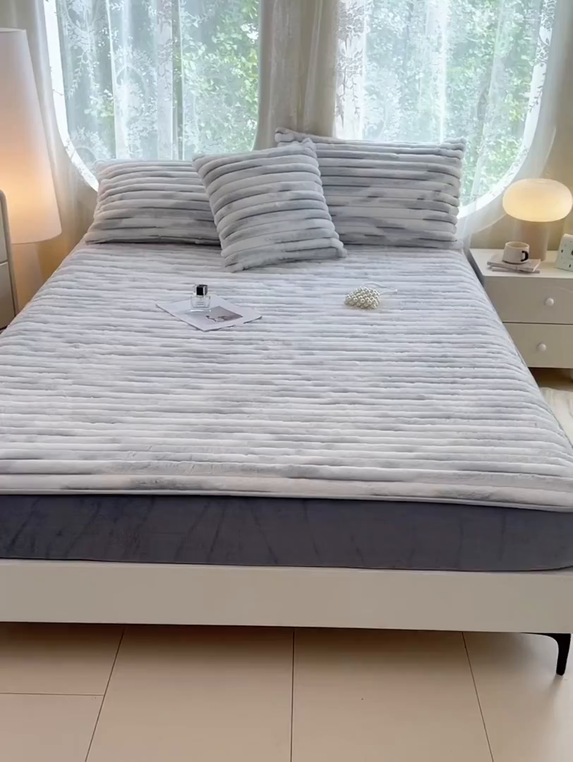 91家纺网 家纺一手货源 找家纺 梦舒羽 2025新款兔毛绒床笠床垫法兰绒保护套牛奶绒席梦思法莱绒床垫套-抽条 兔毛绒抽条-梦幻浅灰