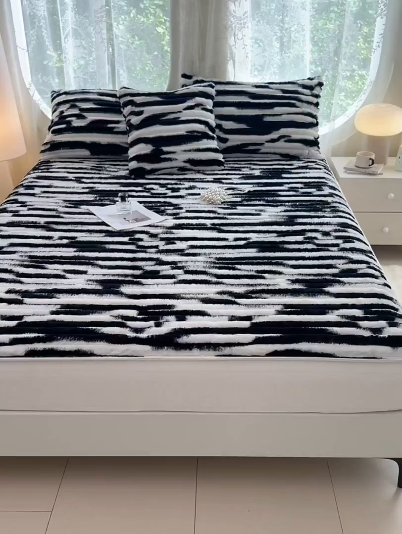 91家纺网 家纺一手货源 找家纺 梦舒羽 2025新款兔毛绒床笠床垫法兰绒保护套牛奶绒席梦思法莱绒床垫套-抽条 兔毛绒抽条-梦幻墨白