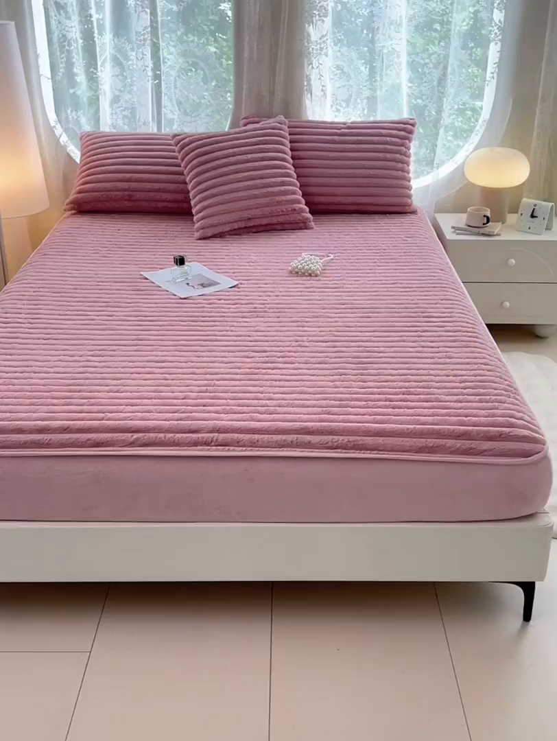 91家纺网 家纺一手货源 找家纺 梦舒羽 2025新款兔毛绒床笠床垫法兰绒保护套牛奶绒席梦思法莱绒床垫套-抽条 兔毛绒抽条-云梦粉