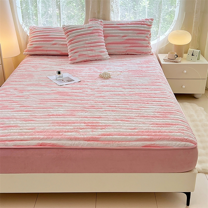 91家纺网 家纺一手货源 找家纺 梦舒羽 2025新款兔毛绒床笠床垫法兰绒保护套牛奶绒席梦思法莱绒床垫套-抽条 兔毛绒抽条-梦幻樱粉