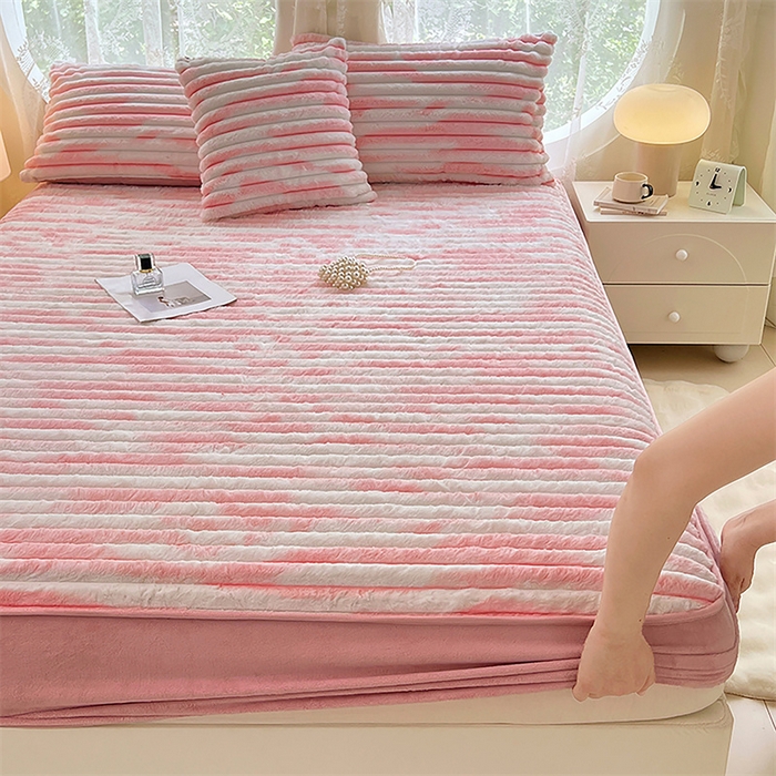 91家纺网 家纺一手货源 找家纺 梦舒羽 2025新款兔毛绒床笠床垫法兰绒保护套牛奶绒席梦思法莱绒床垫套-抽条 兔毛绒抽条-梦幻樱粉