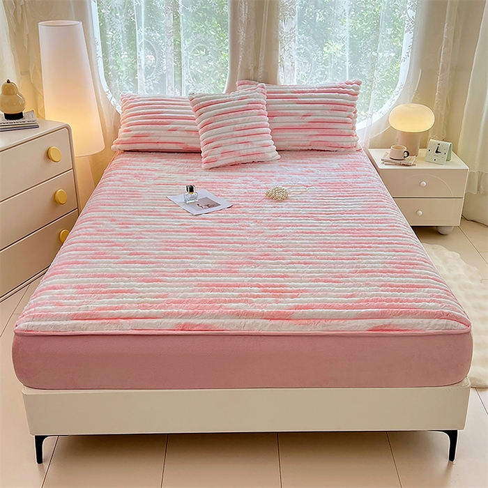 91家纺网 家纺一手货源 找家纺 梦舒羽 2025新款兔毛绒床笠床垫法兰绒保护套牛奶绒席梦思法莱绒床垫套-抽条 兔毛绒抽条-梦幻樱粉