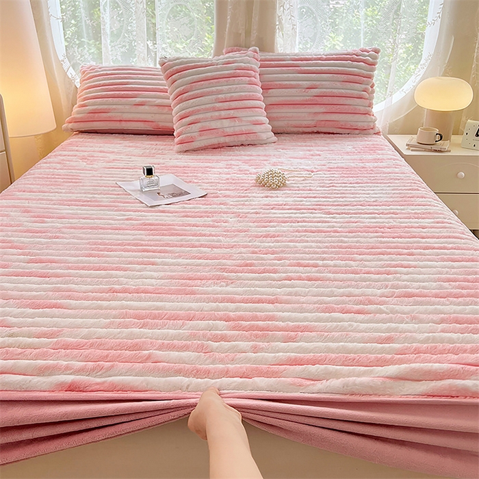 91家纺网 家纺一手货源 找家纺 梦舒羽 2025新款兔毛绒床笠床垫法兰绒保护套牛奶绒席梦思法莱绒床垫套-抽条 兔毛绒抽条-梦幻樱粉