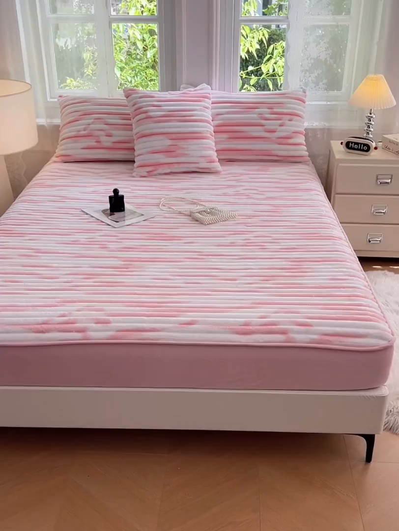 91家纺网 家纺一手货源 找家纺 梦舒羽 2025新款兔毛绒床笠床垫法兰绒保护套牛奶绒席梦思法莱绒床垫套-抽条 兔毛绒抽条-梦幻樱粉