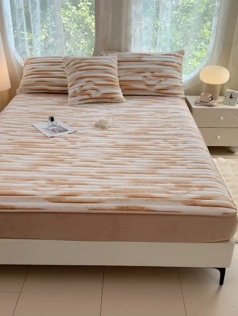 91家纺网 家纺一手货源 找家纺 梦舒羽 2025新款兔毛绒床笠床垫法兰绒保护套牛奶绒席梦思法莱绒床垫套-抽条 兔毛绒抽条-梦幻奶咖