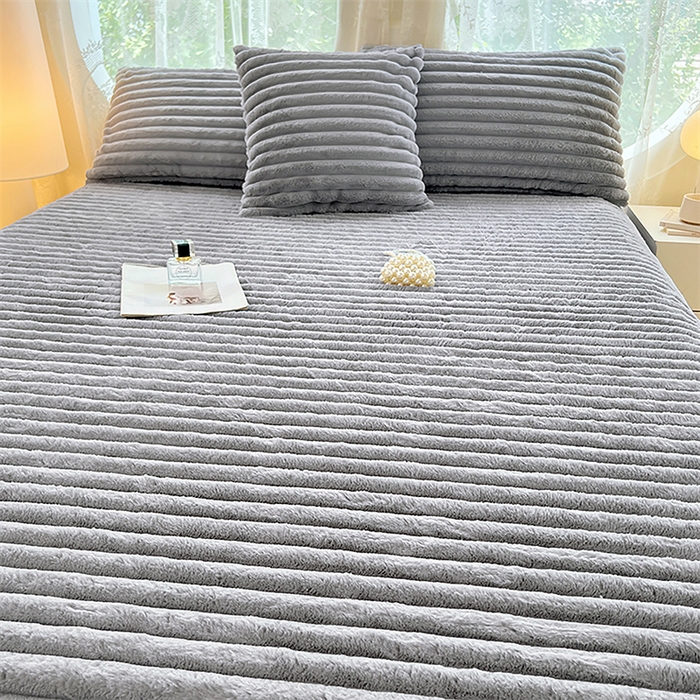 91家纺网 家纺一手货源 找家纺 梦舒羽 2025新款兔毛绒床笠床垫法兰绒保护套牛奶绒席梦思法莱绒床垫套-抽条 兔毛绒抽条-烟雨灰