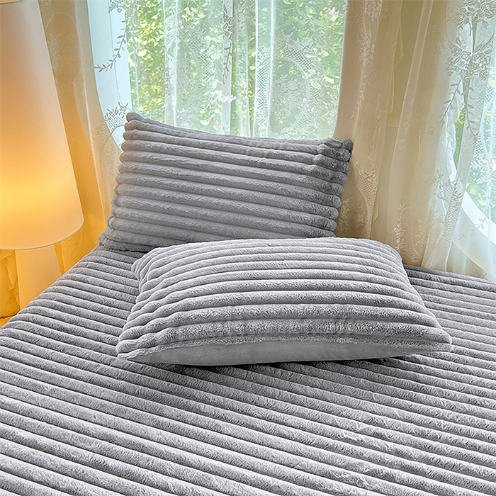 91家纺网 家纺一手货源 找家纺 梦舒羽 2025新款兔毛绒床笠床垫法兰绒保护套牛奶绒席梦思法莱绒床垫套-抽条 兔毛绒抽条-烟雨灰