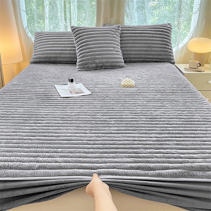 91家纺网 家纺一手货源 找家纺 梦舒羽 2025新款兔毛绒床笠床垫法兰绒保护套牛奶绒席梦思法莱绒床垫套-抽条 兔毛绒抽条-烟雨灰