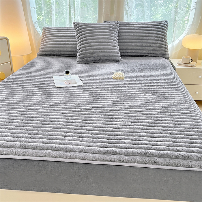 91家纺网 家纺一手货源 找家纺 梦舒羽 2025新款兔毛绒床笠床垫法兰绒保护套牛奶绒席梦思法莱绒床垫套-抽条 兔毛绒抽条-烟雨灰