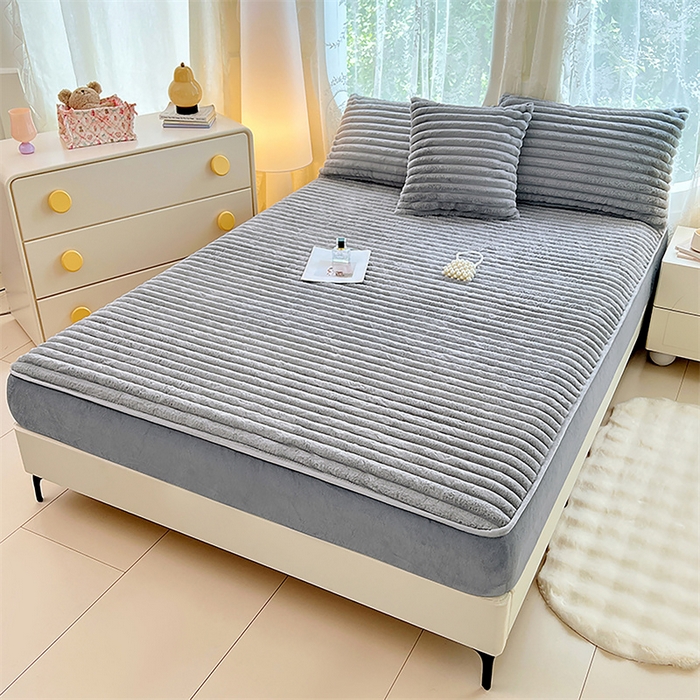 91家纺网 家纺一手货源 找家纺 梦舒羽 2025新款兔毛绒床笠床垫法兰绒保护套牛奶绒席梦思法莱绒床垫套-抽条 兔毛绒抽条-烟雨灰