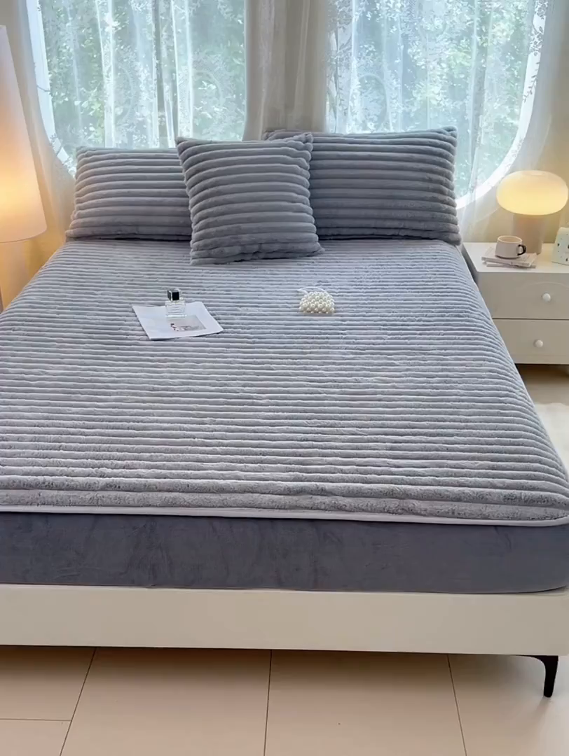 91家纺网 家纺一手货源 找家纺 梦舒羽 2025新款兔毛绒床笠床垫法兰绒保护套牛奶绒席梦思法莱绒床垫套-抽条 兔毛绒抽条-烟雨灰