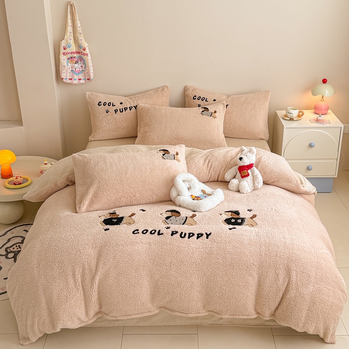 91家纺网 家纺一手货源 找家纺 典曼家纺 2025新款A类羊羔绒刺绣四件套系列 酷小狗