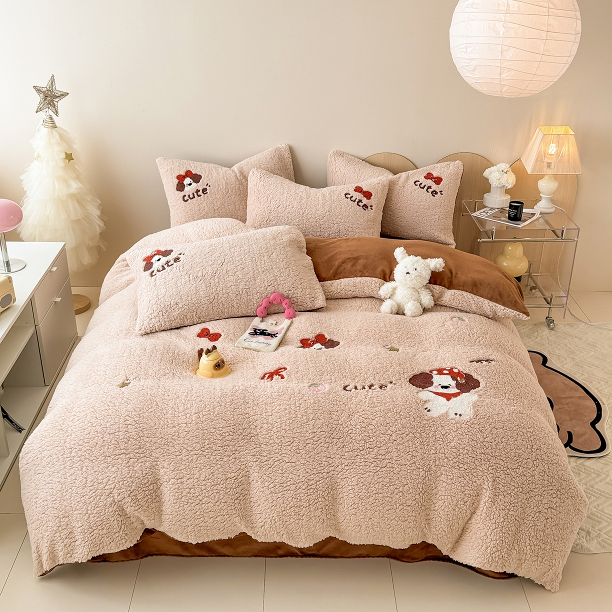 91家纺网 家纺一手货源 找家纺 典曼家纺 2025新款A类羊羔绒刺绣四件套系列 麦乐狗