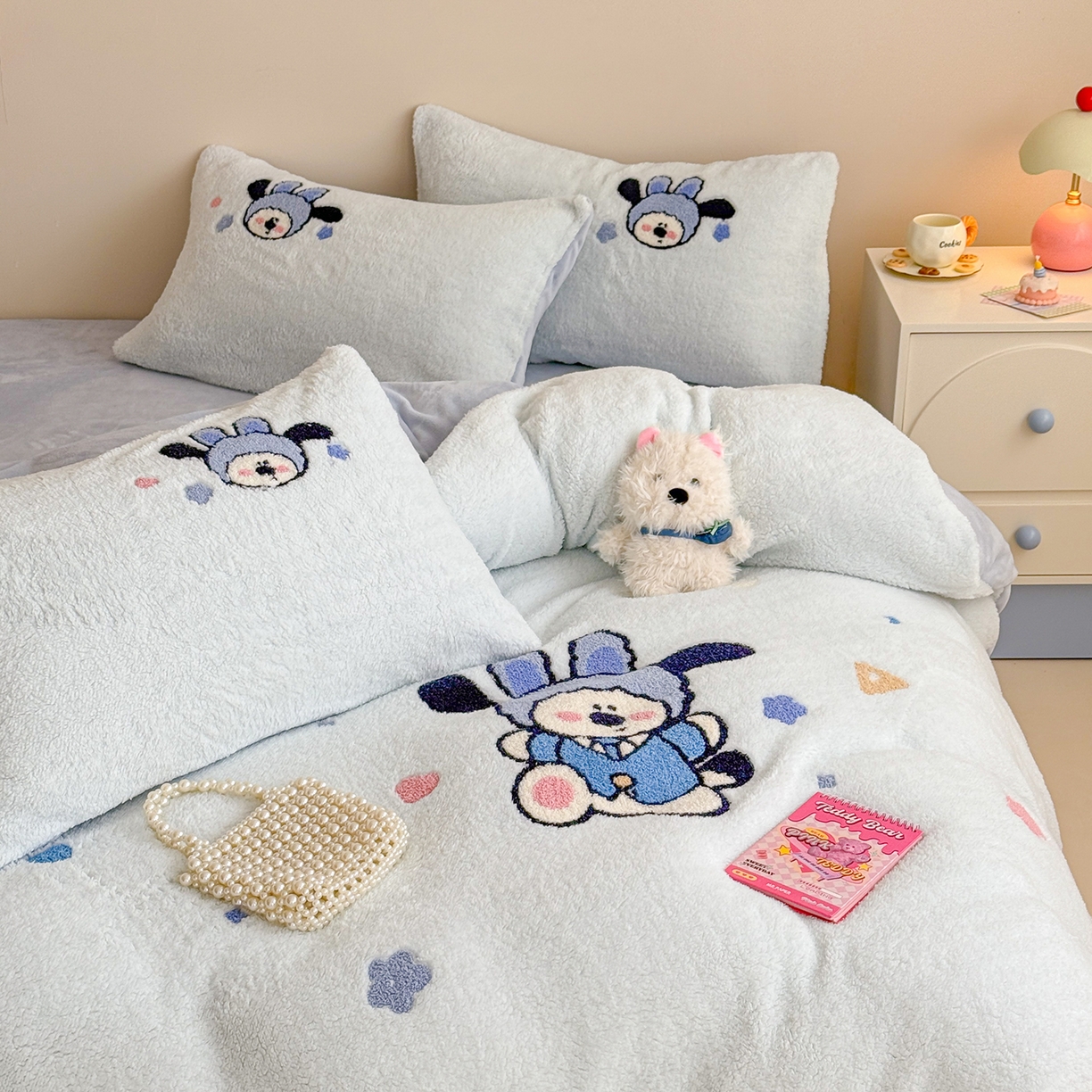 91家纺网 家纺一手货源 找家纺 典曼家纺 2025新款A类羊羔绒刺绣四件套系列 兔耳先生