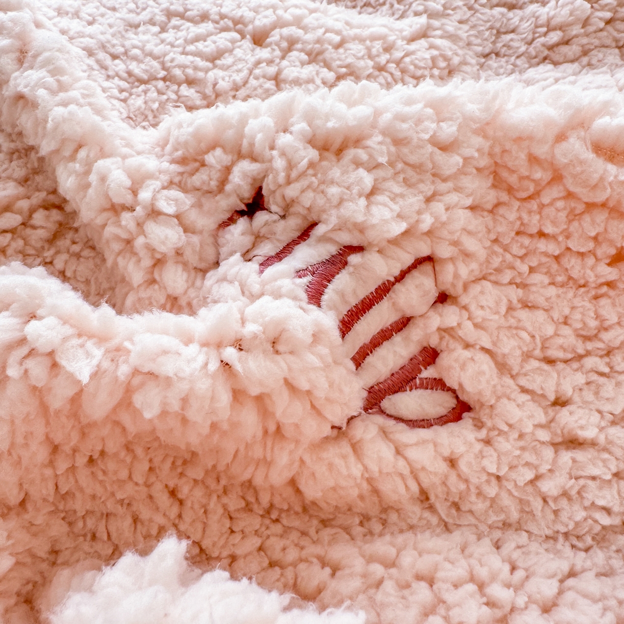 91家纺网 家纺一手货源 找家纺 典曼家纺 2025新款A类羊羔绒刺绣四件套系列 花小兔