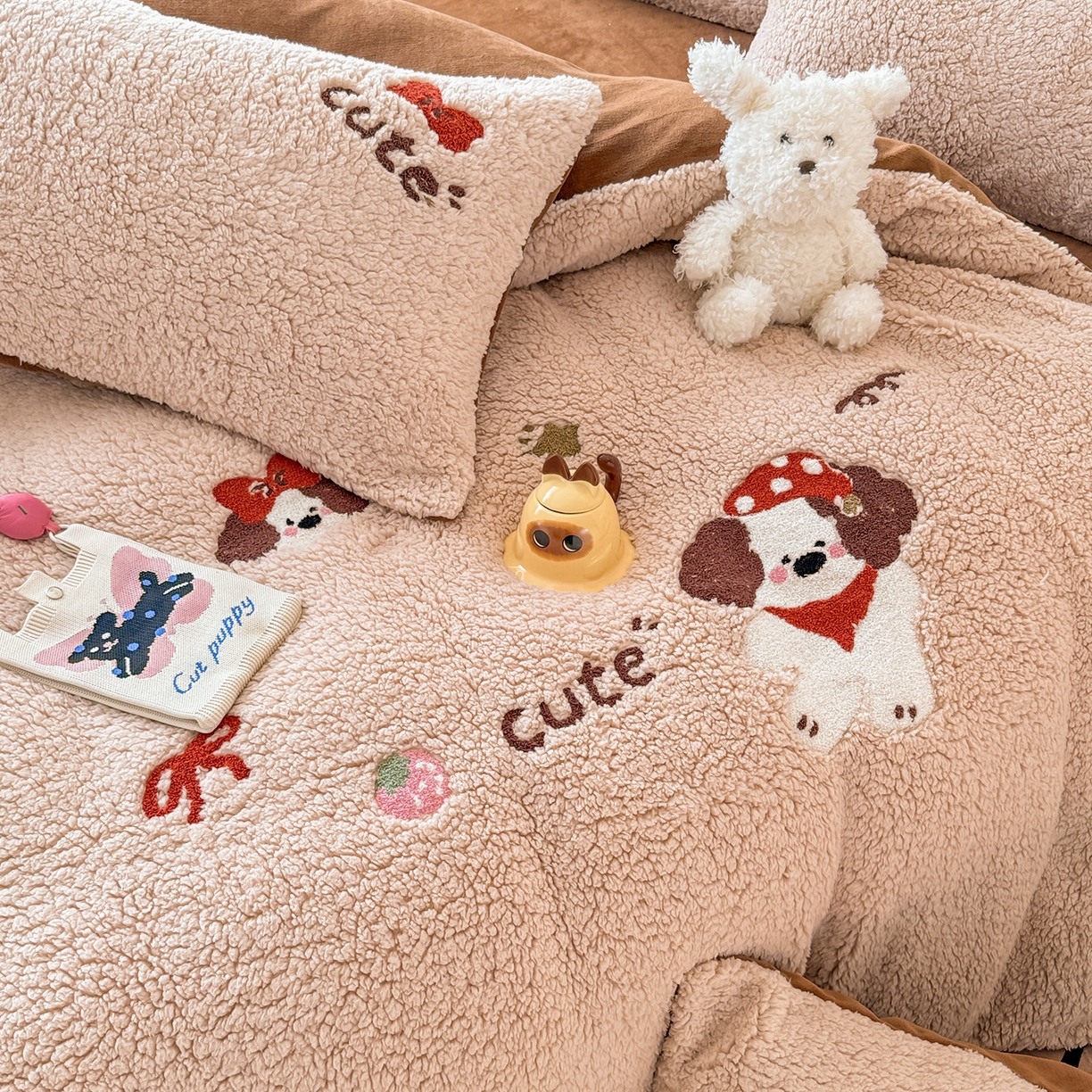 91家纺网 家纺一手货源 找家纺 典曼家纺 2025新款A类羊羔绒刺绣四件套系列 麦乐狗