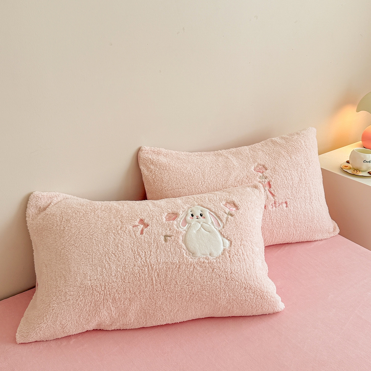 91家纺网 家纺一手货源 找家纺 典曼家纺 2025新款A类羊羔绒刺绣四件套系列 捧花小兔