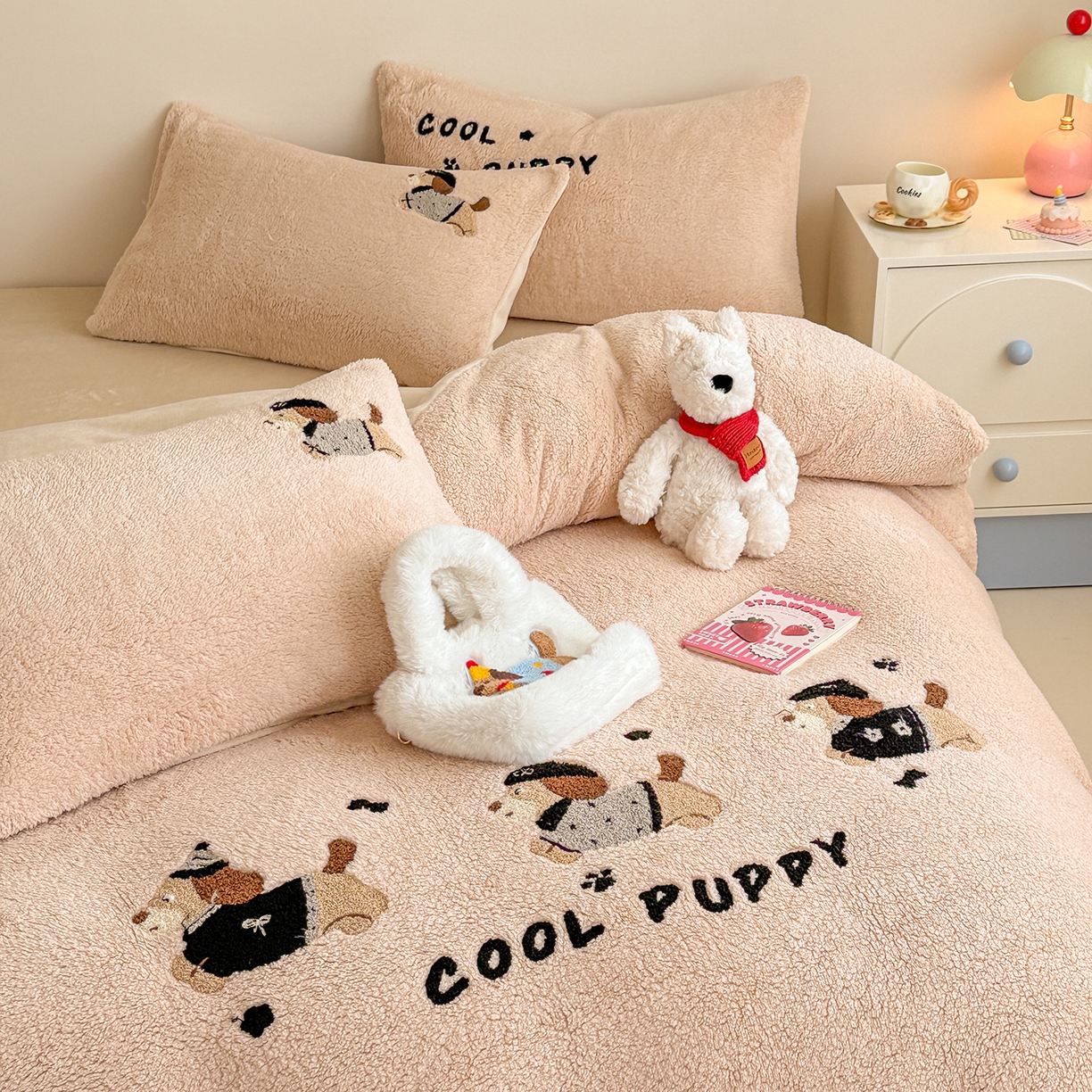 91家纺网 家纺一手货源 找家纺 典曼家纺 2025新款A类羊羔绒刺绣四件套系列 酷小狗