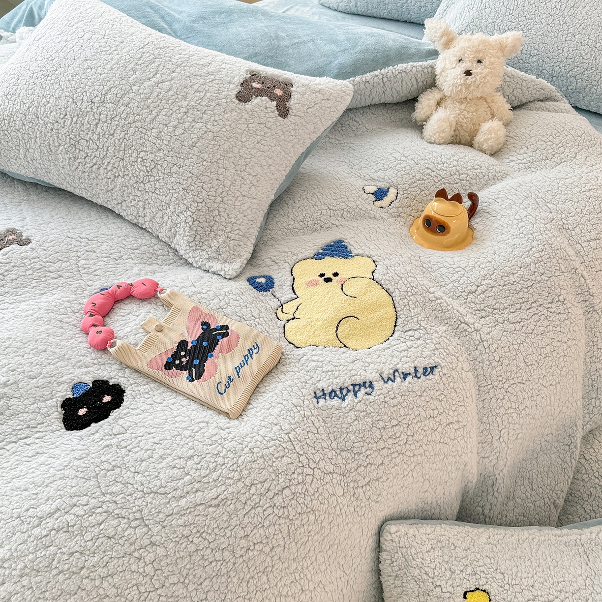 91家纺网 家纺一手货源 找家纺 典曼家纺 2025新款A类羊羔绒刺绣四件套系列 暖心熊