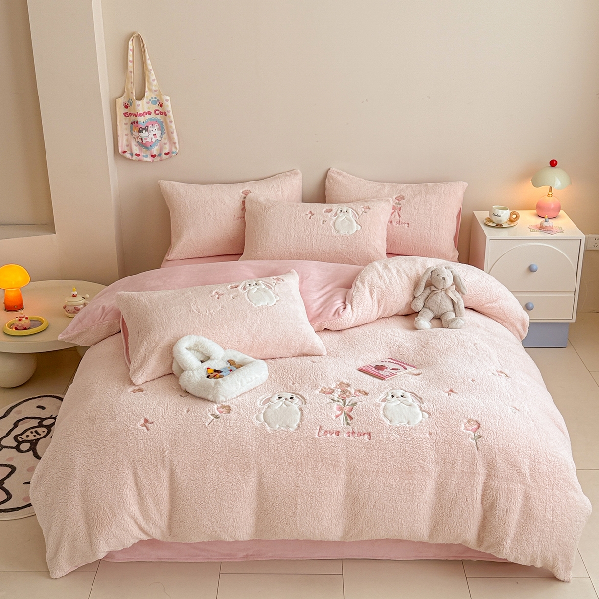 典曼家纺 2025新款A类羊羔绒刺绣四件套系列 捧花小兔