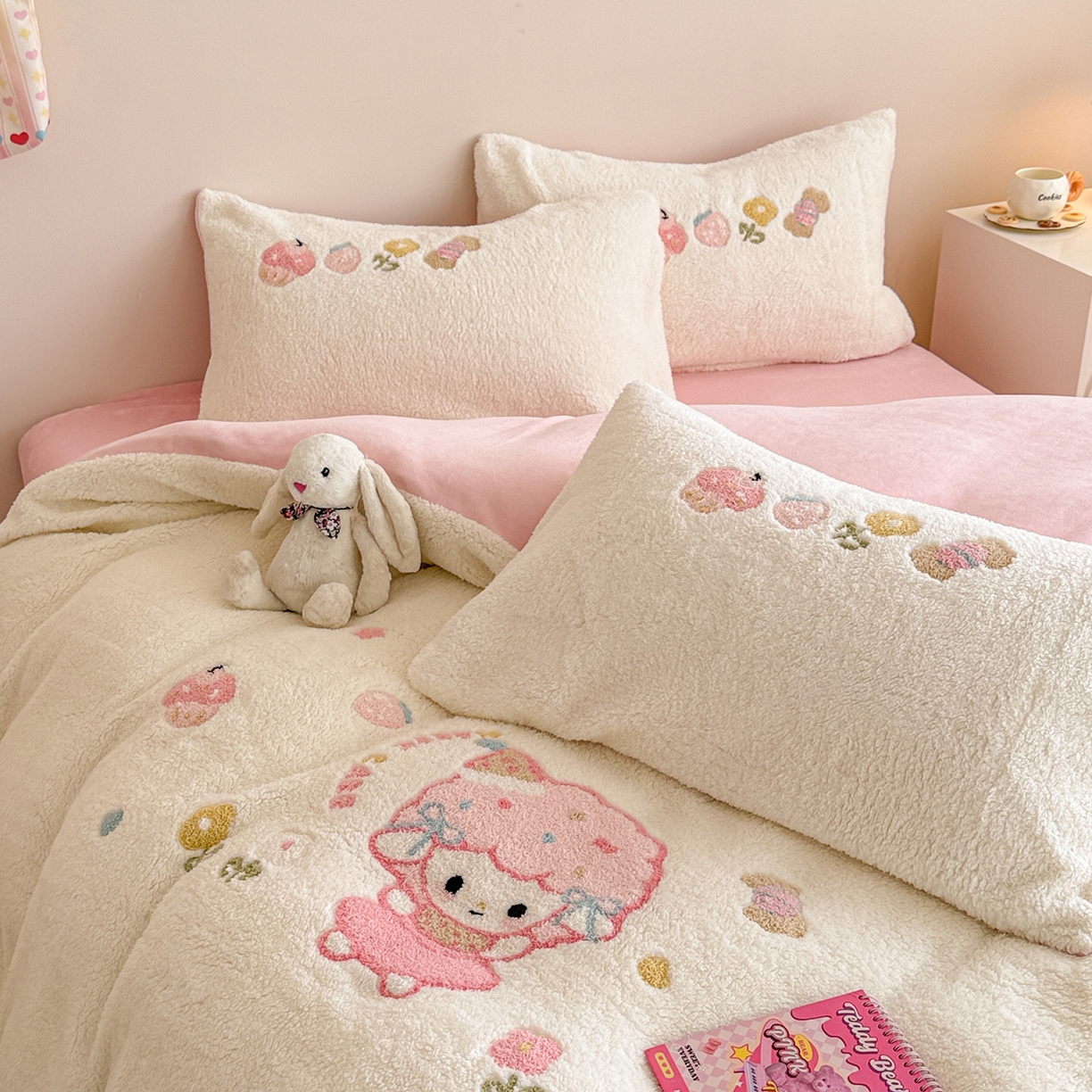 91家纺网 家纺一手货源 找家纺 典曼家纺 2025新款A类羊羔绒刺绣四件套系列 可爱童梦