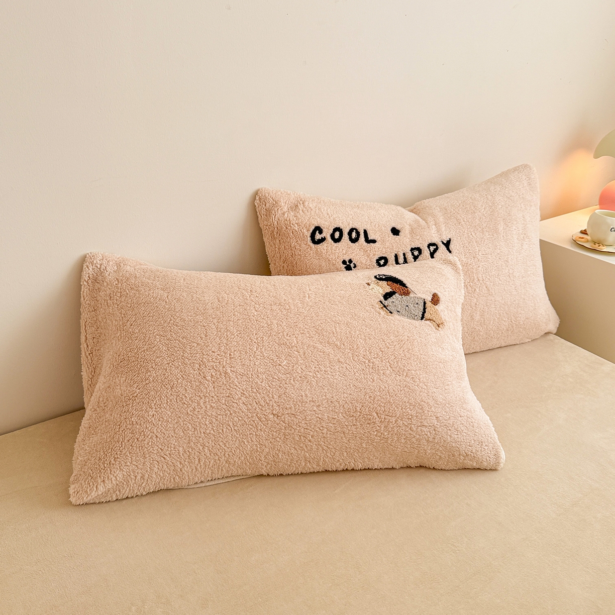 91家纺网 家纺一手货源 找家纺 典曼家纺 2025新款A类羊羔绒刺绣四件套系列 酷小狗