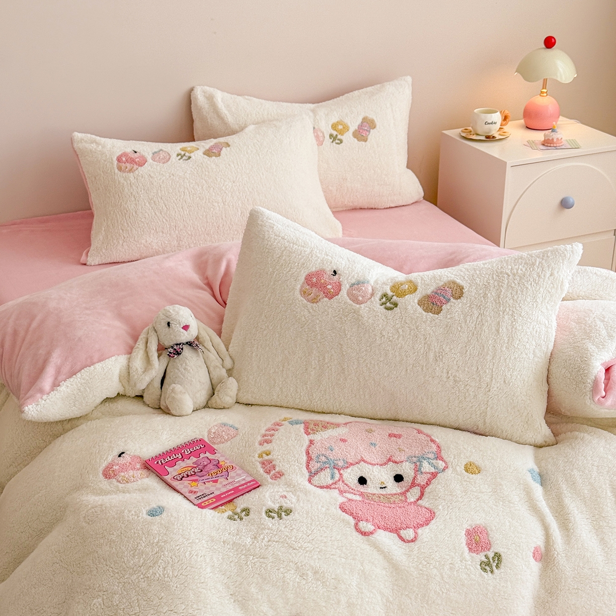 91家纺网 家纺一手货源 找家纺 典曼家纺 2025新款A类羊羔绒刺绣四件套系列 可爱童梦