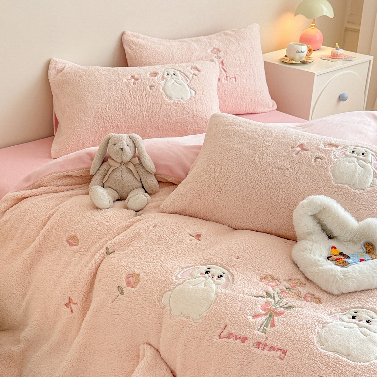 91家纺网 家纺一手货源 找家纺 典曼家纺 2025新款A类羊羔绒刺绣四件套系列 捧花小兔