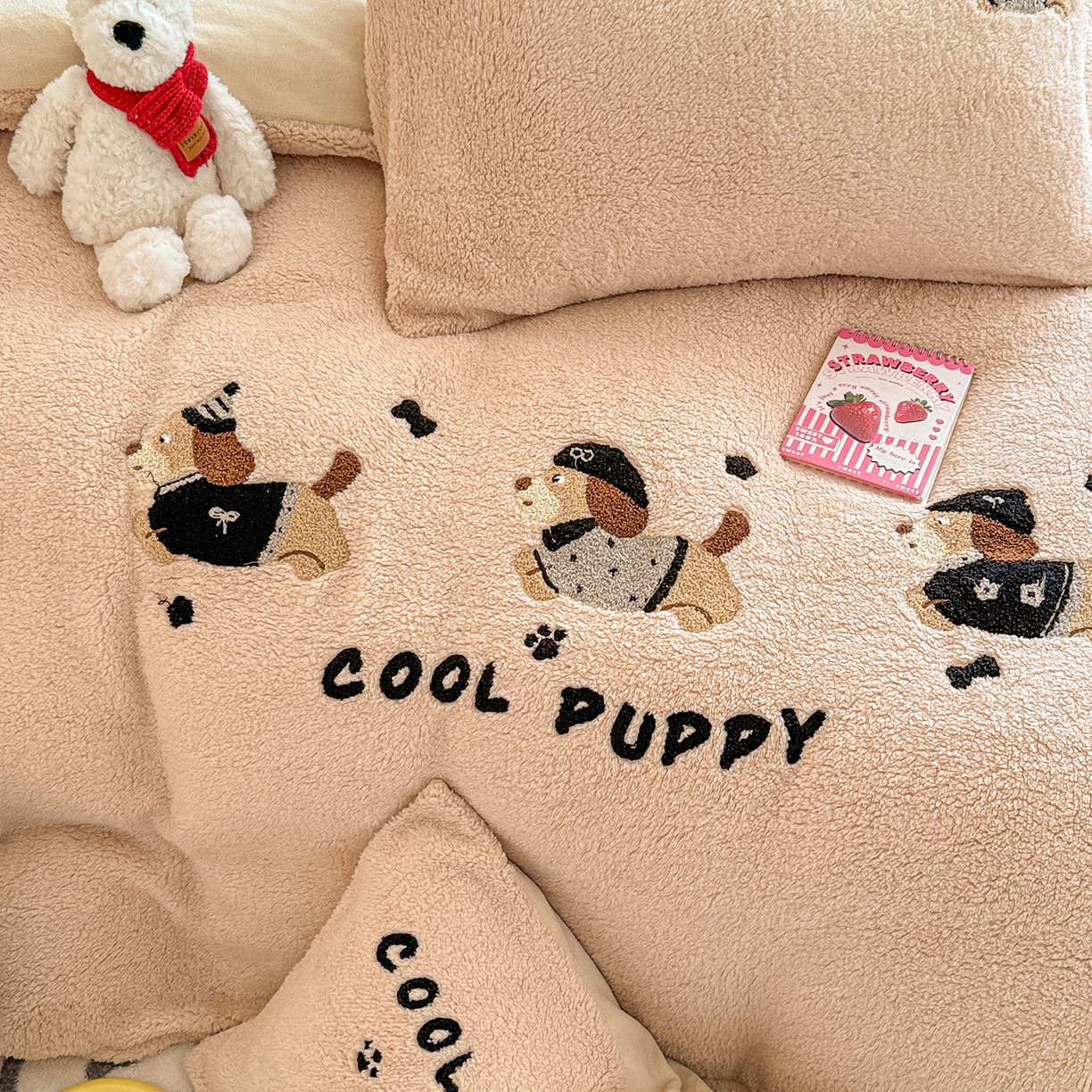 91家纺网 家纺一手货源 找家纺 典曼家纺 2025新款A类羊羔绒刺绣四件套系列 酷小狗