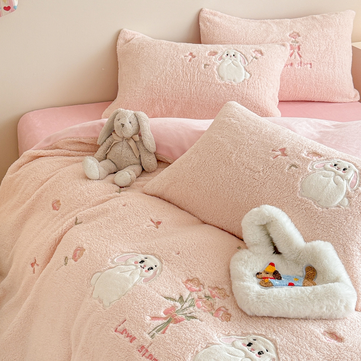 91家纺网 家纺一手货源 找家纺 典曼家纺 2025新款A类羊羔绒刺绣四件套系列 捧花小兔