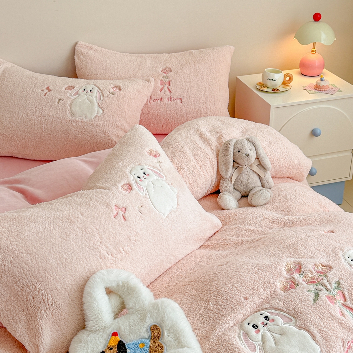 91家纺网 家纺一手货源 找家纺 典曼家纺 2025新款A类羊羔绒刺绣四件套系列 捧花小兔