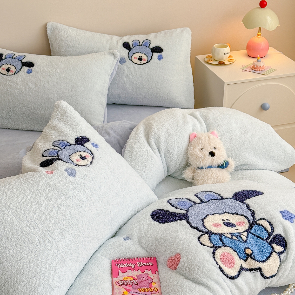 91家纺网 家纺一手货源 找家纺 典曼家纺 2025新款A类羊羔绒刺绣四件套系列 兔耳先生