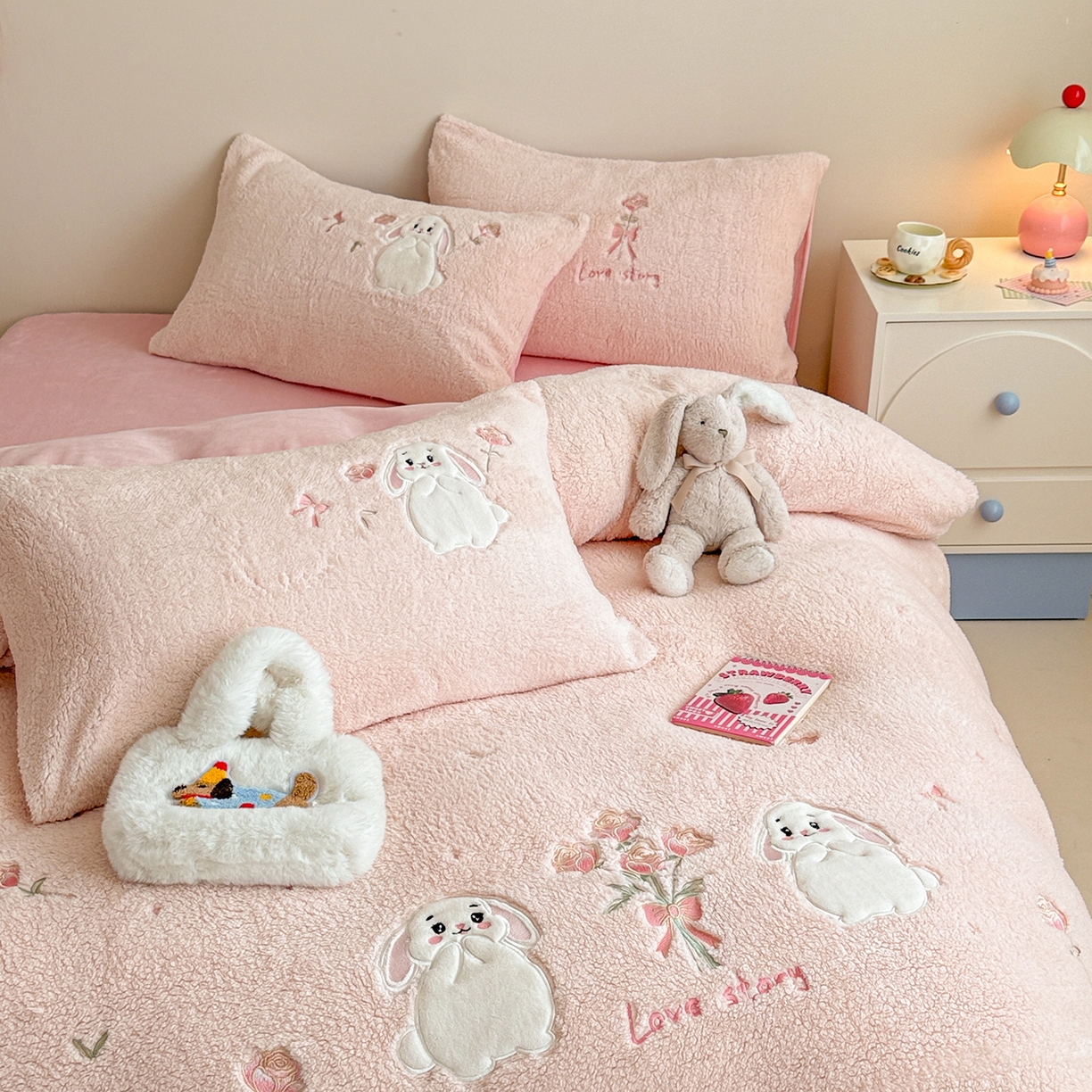 91家纺网 家纺一手货源 找家纺 典曼家纺 2025新款A类羊羔绒刺绣四件套系列 捧花小兔