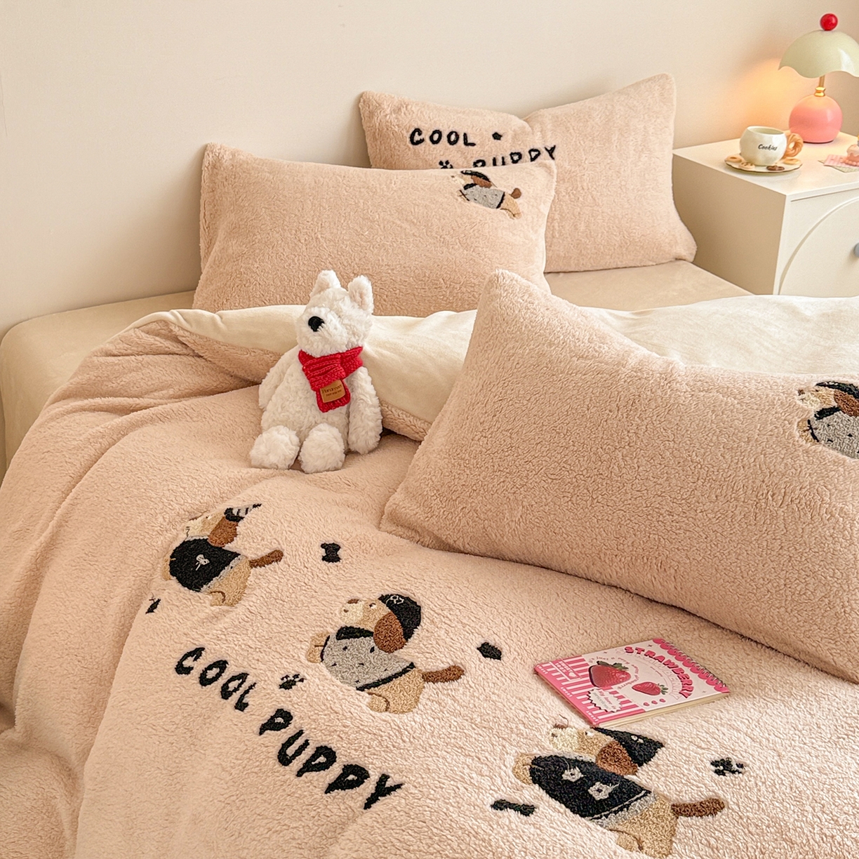 91家纺网 家纺一手货源 找家纺 典曼家纺 2025新款A类羊羔绒刺绣四件套系列 酷小狗