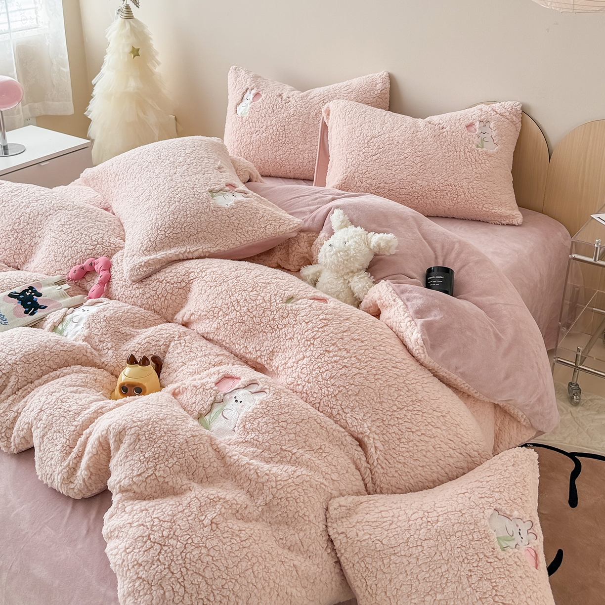 91家纺网 家纺一手货源 找家纺 典曼家纺 2025新款A类羊羔绒刺绣四件套系列 花小兔