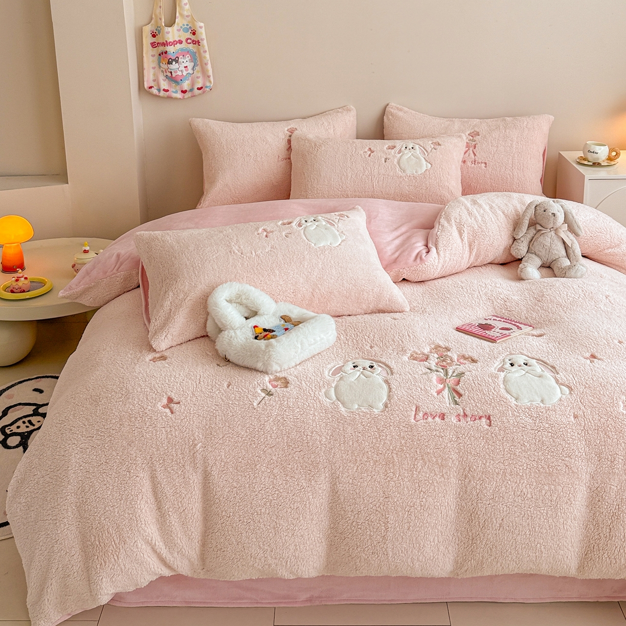 91家纺网 家纺一手货源 找家纺 典曼家纺 2025新款A类羊羔绒刺绣四件套系列 捧花小兔