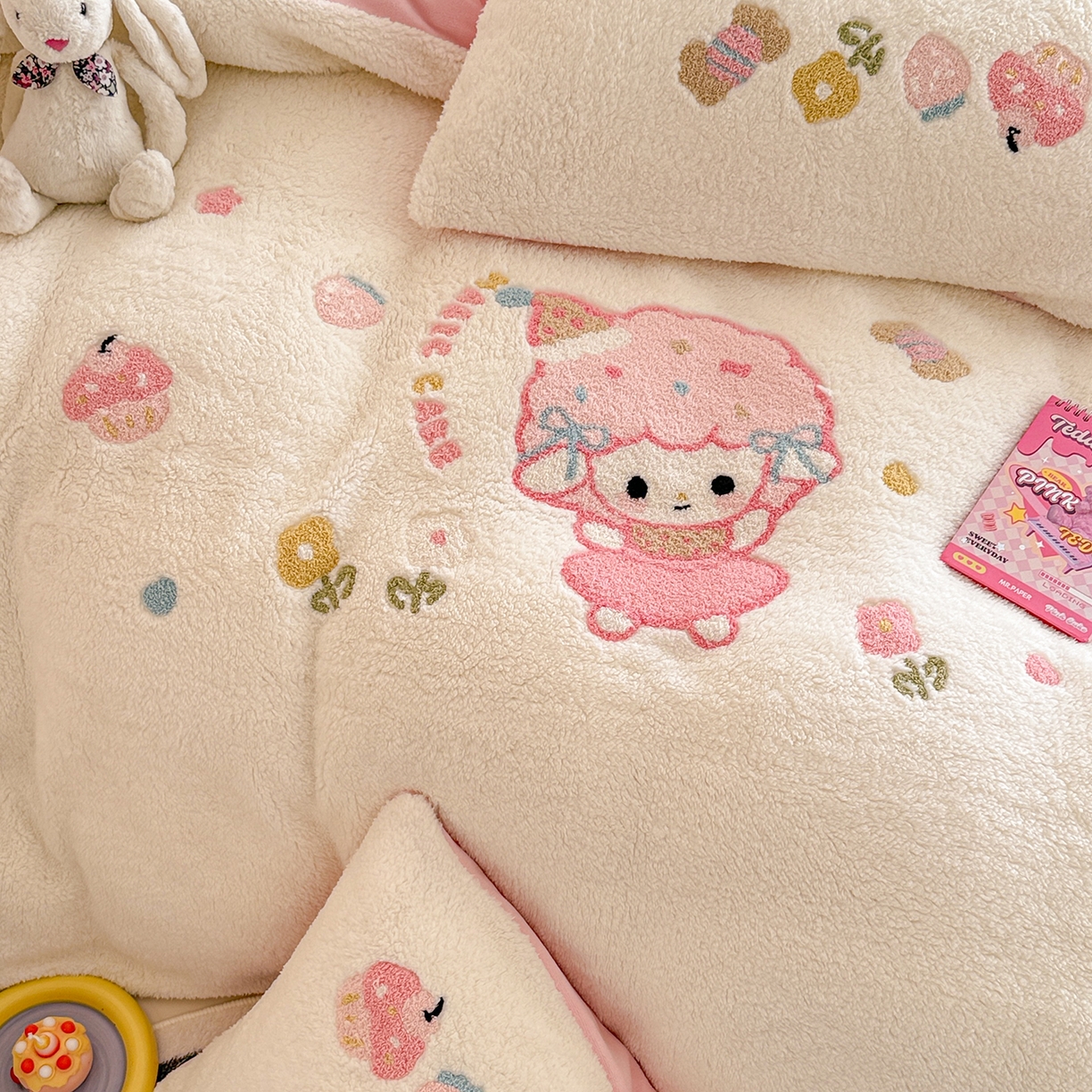 91家纺网 家纺一手货源 找家纺 典曼家纺 2025新款A类羊羔绒刺绣四件套系列 可爱童梦