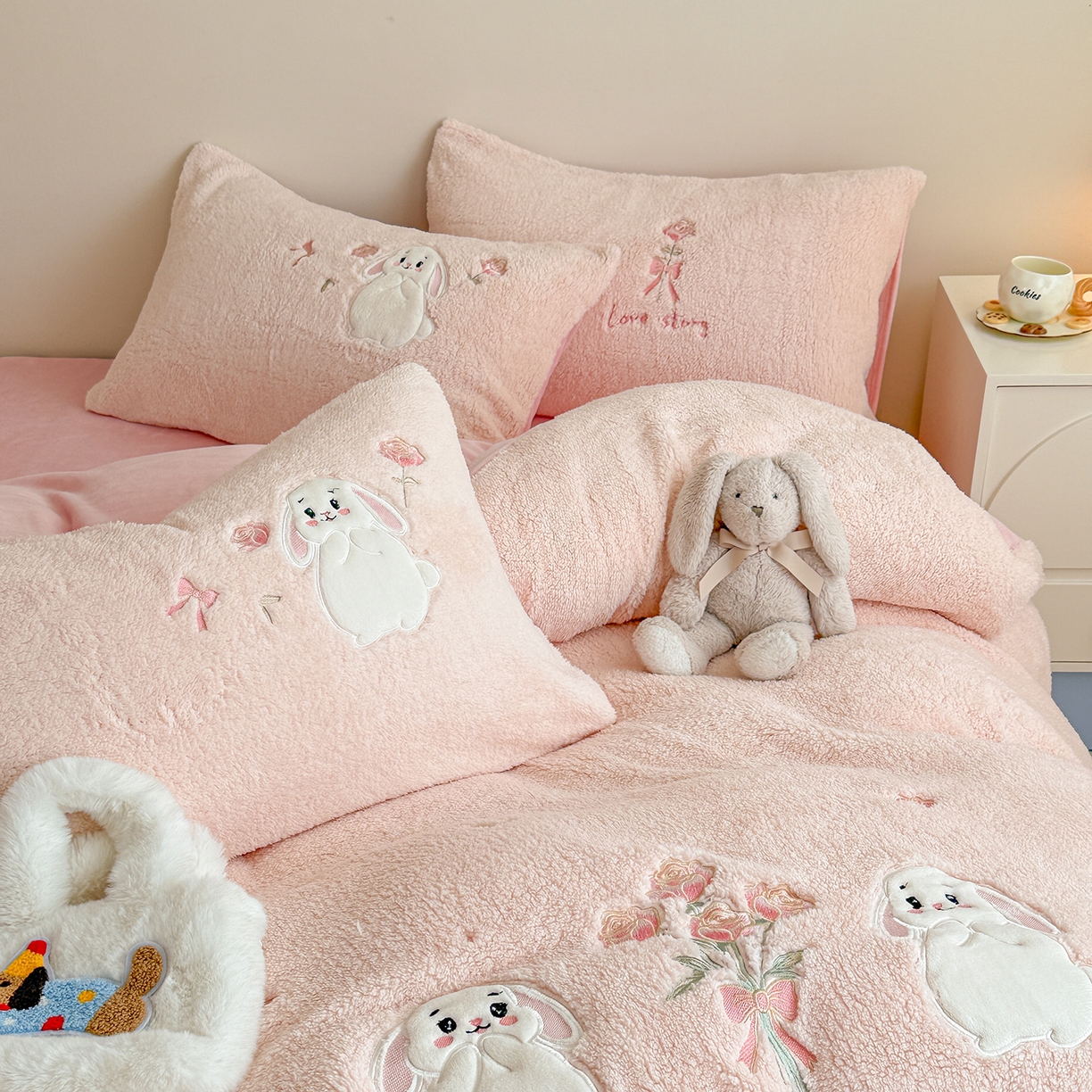 91家纺网 家纺一手货源 找家纺 典曼家纺 2025新款A类羊羔绒刺绣四件套系列 捧花小兔