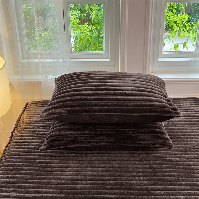 91家纺网 家纺一手货源 找家纺 圣比熊 2025新款法莱绒枕套宿舍枕芯套单人48x74cm法兰绒兔毛绒枕头套-抽条 法莱绒抽条-咖啡色