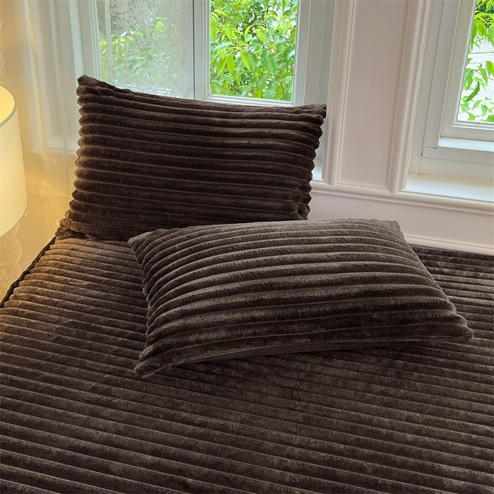 91家纺网 家纺一手货源 找家纺 圣比熊 2025新款法莱绒枕套宿舍枕芯套单人48x74cm法兰绒兔毛绒枕头套-抽条 法莱绒抽条-咖啡色