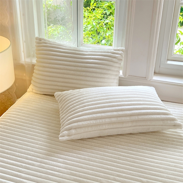 91家纺网 家纺一手货源 找家纺 圣比熊 2025新款法莱绒枕套宿舍枕芯套单人48x74cm法兰绒兔毛绒枕头套-抽条 法莱绒抽条-晨曦白