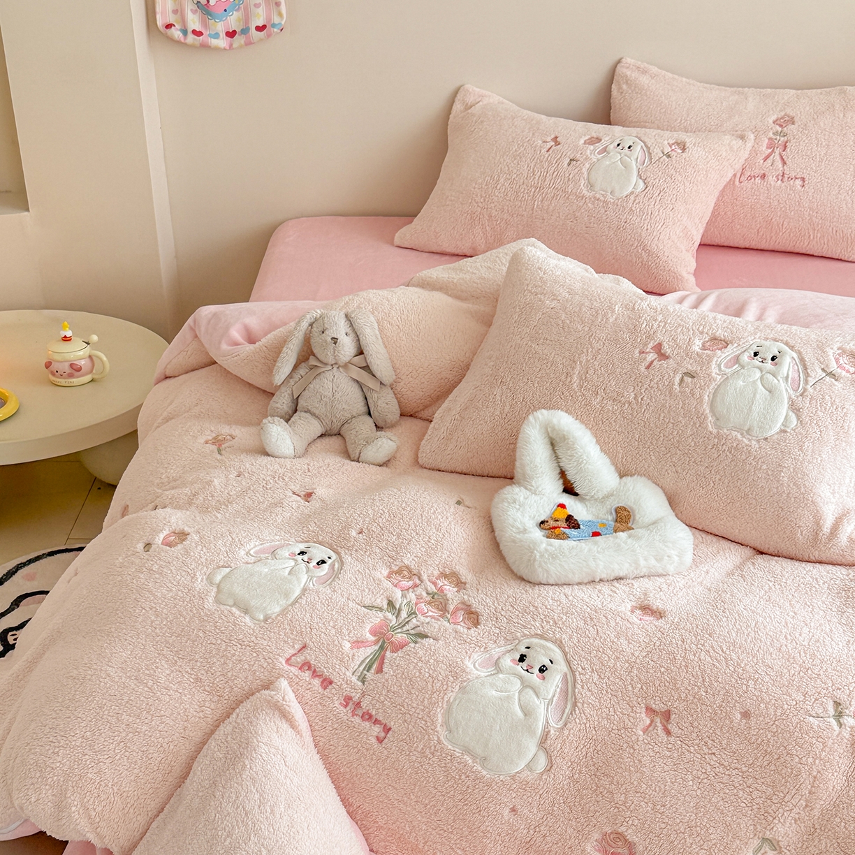 91家纺网 家纺一手货源 找家纺 典曼家纺 2025新款A类羊羔绒刺绣四件套系列 捧花小兔