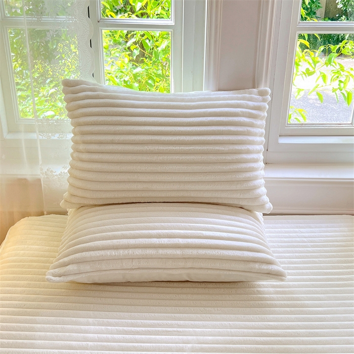 91家纺网 家纺一手货源 找家纺 圣比熊 2025新款法莱绒枕套宿舍枕芯套单人48x74cm法兰绒兔毛绒枕头套-抽条 法莱绒抽条-晨曦白