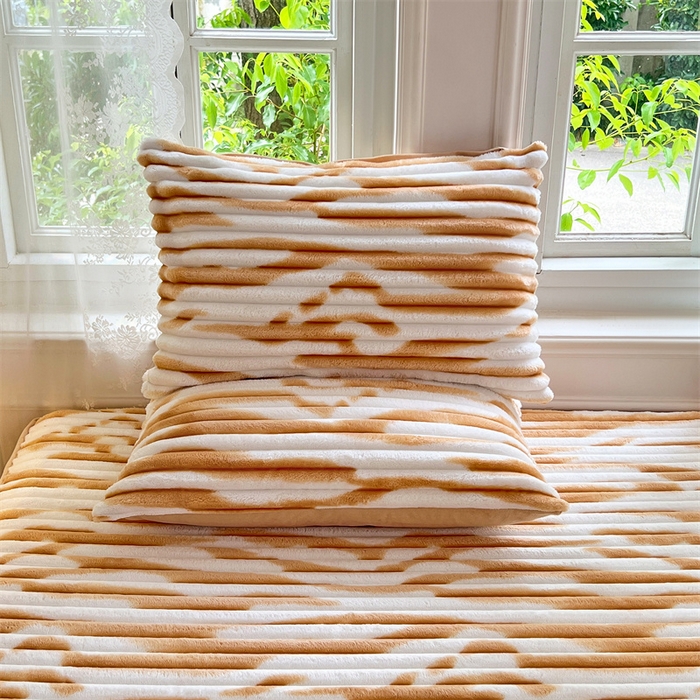 91家纺网 家纺一手货源 找家纺 圣比熊 2025新款法莱绒枕套宿舍枕芯套单人48x74cm法兰绒兔毛绒枕头套-抽条 法莱绒抽条-梦幻奶咖