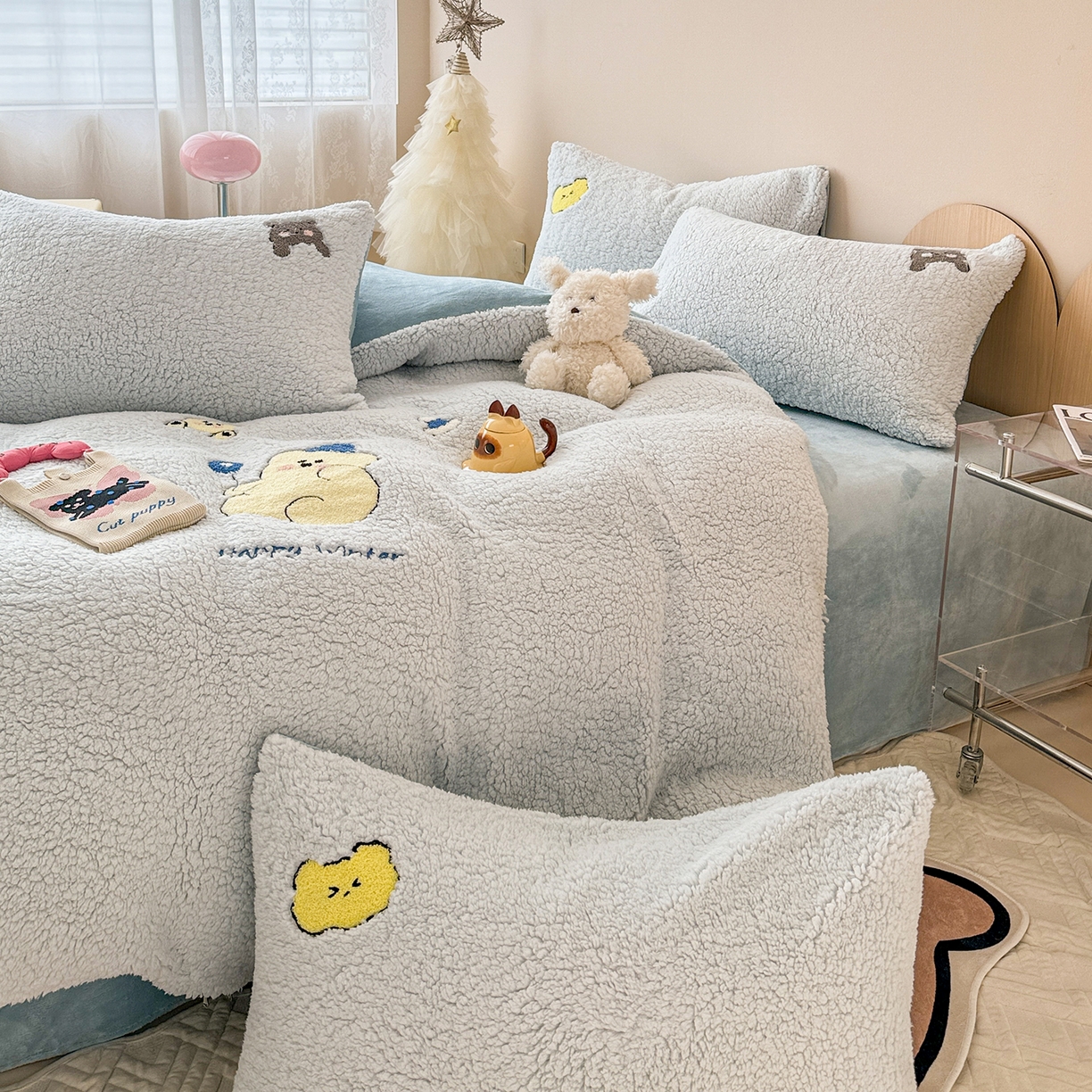 91家纺网 家纺一手货源 找家纺 典曼家纺 2025新款A类羊羔绒刺绣四件套系列 暖心熊