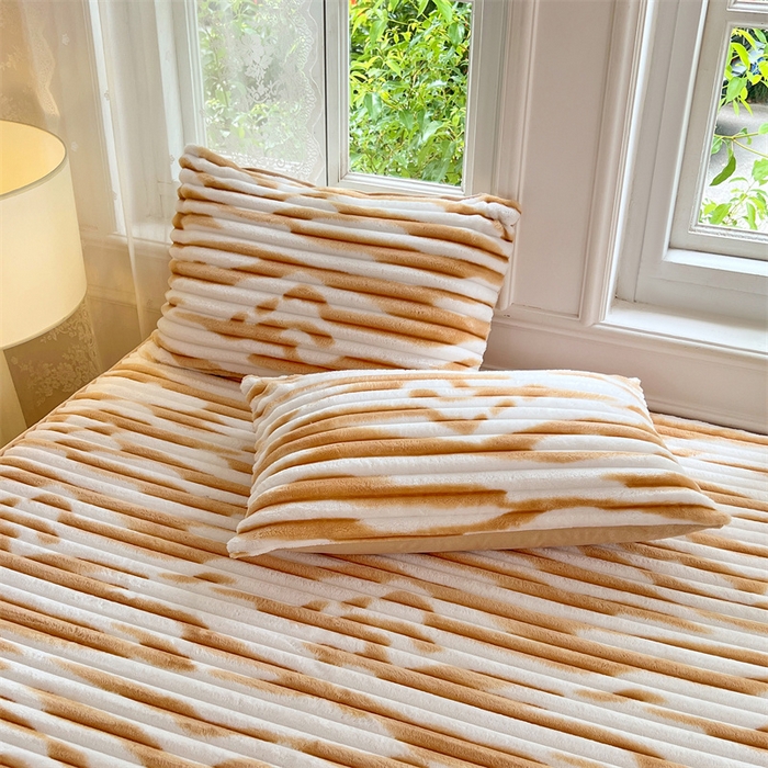 91家纺网 家纺一手货源 找家纺 圣比熊 2025新款法莱绒枕套宿舍枕芯套单人48x74cm法兰绒兔毛绒枕头套-抽条 法莱绒抽条-梦幻奶咖