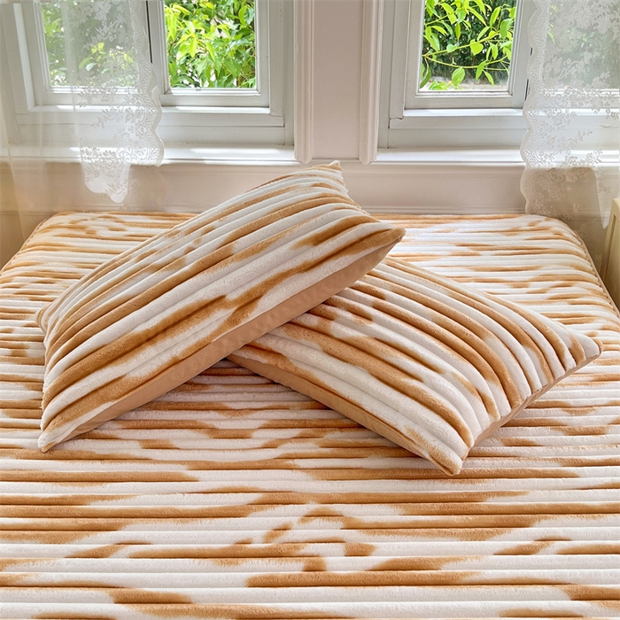 91家纺网 家纺一手货源 找家纺 圣比熊 2025新款法莱绒枕套宿舍枕芯套单人48x74cm法兰绒兔毛绒枕头套-抽条 法莱绒抽条-梦幻奶咖